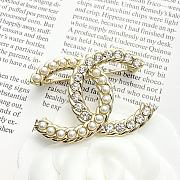 Colestore Chanel 23 Pearl & Crystal Brooch Light Gold Tone - 2