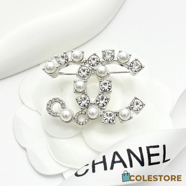 Colestore Chanel 25 Silver Crystal & Pearl Double C Brooch - 1