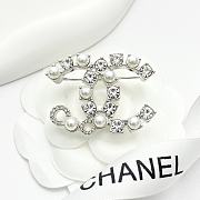 Colestore Chanel 25 Silver Crystal & Pearl Double C Brooch - 1