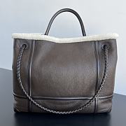 Colestore Bottega Veneta  Andiamo Large Leather Shearling Top-Handle Bag 45x22x34cm - 3