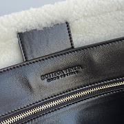 Colestore Bottega Veneta  Andiamo Large Leather Shearling Top-Handle Bag 45x22x34cm - 2