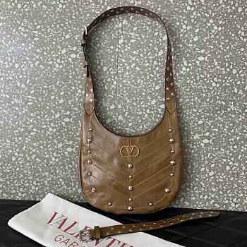 Colestore Valentino Garavani stud-embellished Vlogo shoulder bag Caramel 28x21.5x3cm