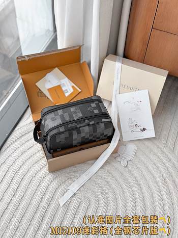 Colestore Louis Vuitton Dopp Kit Bag Black M15109 28 x 15 x 16.5 cm