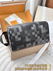 Colestore Louis Vuitton Dopp Kit Bag Black M15109 28 x 15 x 16.5 cm - 4