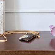 Colestore Louis Vuitton Travels With Grace Coddington Phone Holder M25919 6.5x1x12cm - 5