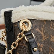 Colestore Louis Vuitton LV Ski CarryAll BB Monogram Shearling M26568 26 x 17 x 10 cm - 3