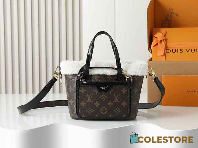 Colestore Louis Vuitton LV Ski Neverfull Bandoulière Inside Out BB Monogram Shearling M26315 26.5 x 16.5 x 11 cm - 1