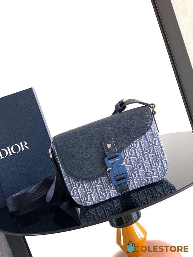 Colestore Dior Saddle Small Messenger Bag with Flap Light Blue Dior Oblique Trio Jacquard and Deep Blue Grained Calfskin 23 x 17.5 x 6cm - 1
