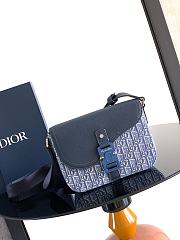Colestore Dior Saddle Small Messenger Bag with Flap Light Blue Dior Oblique Trio Jacquard and Deep Blue Grained Calfskin 23 x 17.5 x 6cm - 1