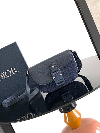 Colestore Dior Mini Saddle Messenger Bag with Flap Deep Blue Dior Oblique Trio Jacquard and Deep Blue Grained Calfskin 20 x 13.5 x 5.5cm