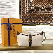 Colestore Louis Vuitton Pochette Mia Fur White M26245 4.5 x 8 x 22cm - 1