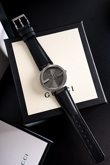 Colestore Gucci Interlocking watch in black leather with a silver-tone case