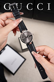 Colestore Gucci Interlocking watch in black leather with a silver-tone case - 5