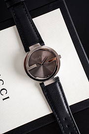 Colestore Gucci Interlocking watch in black leather with a silver-tone case - 4