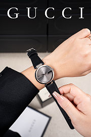Colestore Gucci Interlocking watch in black leather with a silver-tone case - 3