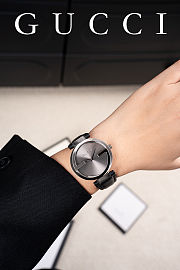 Colestore Gucci Interlocking watch in black leather with a silver-tone case - 2