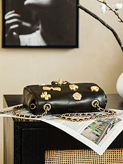 Colestore Chanel 25 Handbag in Black Grained Calfskin and Gold-tone Metal 19x13x6.5cm - 6