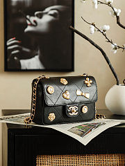 Colestore Chanel 25 Handbag in Black Grained Calfskin and Gold-tone Metal 19x13x6.5cm - 4