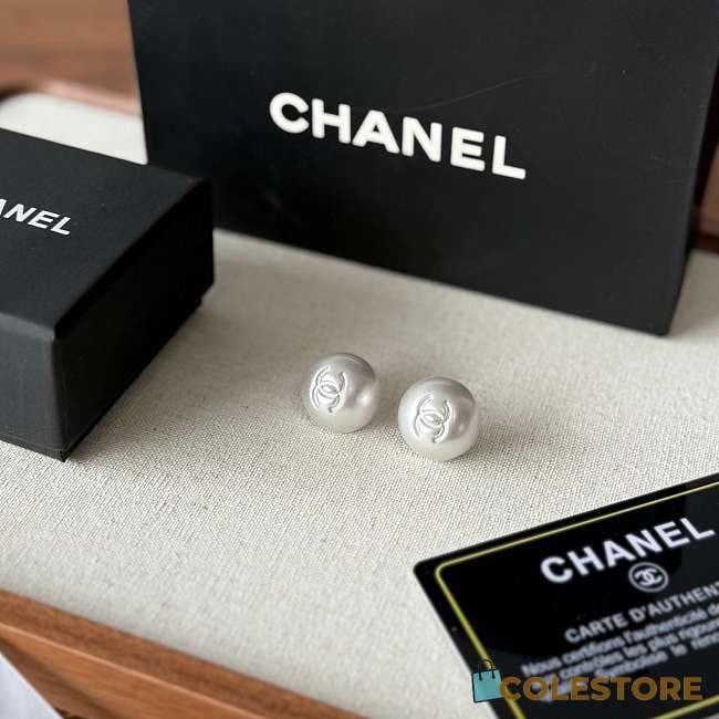 Colestore Chanel CC Logo White Pearl Earrings White - 1