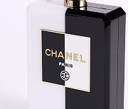 Colestore Chanel White Black Plexiglass Perfume Bottle Clutch in Chanel Collector’s ltem 20×12×5cm - 2