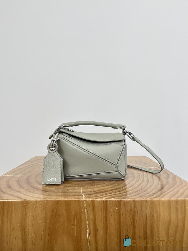 Colestore Loewe Mini Featherlight Puzzle bag in Nappa Lambskin Shell Gray 17.5x12.5x7.5cm - 1