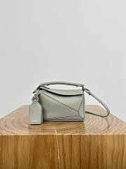 Colestore Loewe Mini Featherlight Puzzle bag in Nappa Lambskin Shell Gray 17.5x12.5x7.5cm - 1