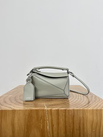 Colestore Loewe Mini Featherlight Puzzle bag in Nappa Lambskin Shell Gray 17.5x12.5x7.5cm