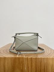 Colestore Loewe Mini Featherlight Puzzle bag in Nappa Lambskin Shell Gray 17.5x12.5x7.5cm - 5