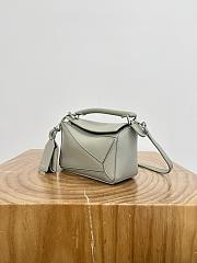 Colestore Loewe Mini Featherlight Puzzle bag in Nappa Lambskin Shell Gray 17.5x12.5x7.5cm - 2