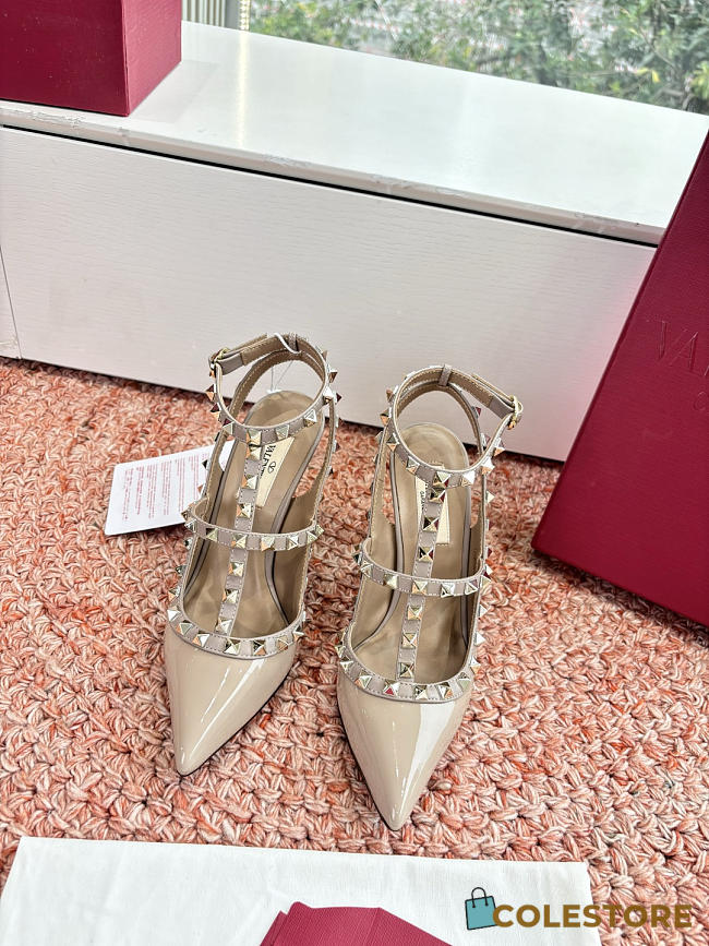 Colestore Valentino Patent Rockstud Caged Pump 100mm in Poudre - 1