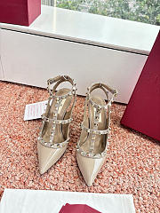 Colestore Valentino Patent Rockstud Caged Pump 100mm in Poudre - 1