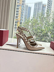 Colestore Valentino Patent Rockstud Caged Pump 100mm in Poudre - 4