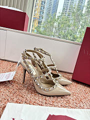 Colestore Valentino Patent Rockstud Caged Pump 100mm in Poudre - 5