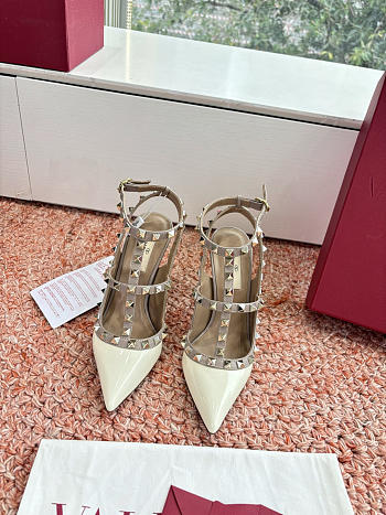	 Colestore Valentino Patent Rockstud Caged Pump 100mm in Ivory/Poudre