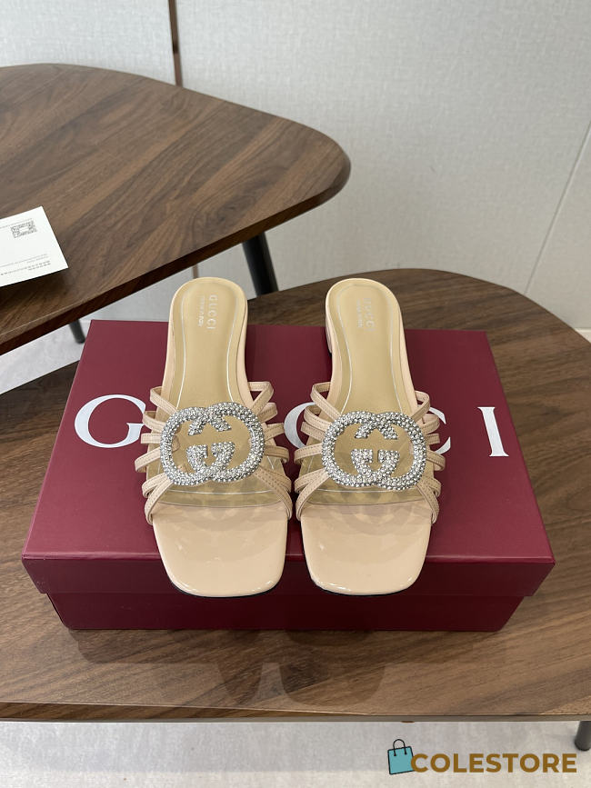 Colestore Gucci Women's slide with crystal Interlocking G in Nude patent Leather  - 1
