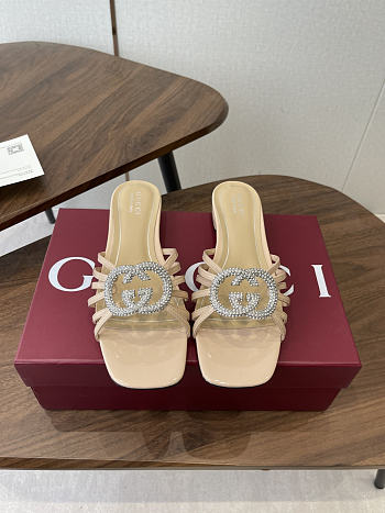 Colestore Gucci Women's slide with crystal Interlocking G in Nude patent Leather 