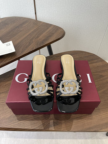Colestore Gucci Women's slide with crystal Interlocking G in Black patent Leather 