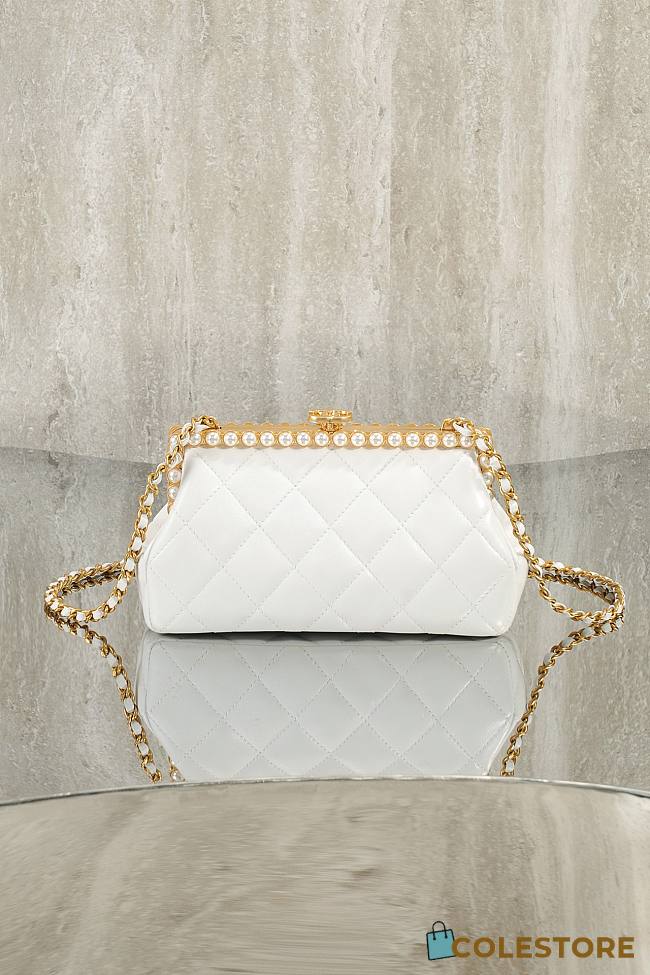 Colestore Chanel Clutch, Pearly Lambskin, Imitation Pearls & Gold-Tone Metal Light Beige 10x20.5x7.5cm - 1