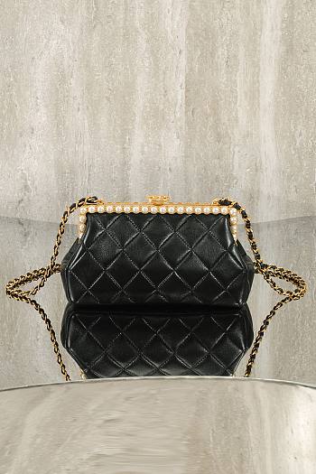Colestore Chanel Clutch, Pearly Lambskin, Imitation Pearls & Gold-Tone Metal Black 10x20.5x7.5cm