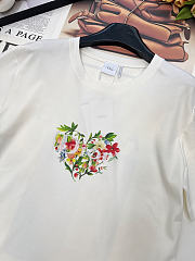 Colestore Dior Dioramour Fitted T-Shirt White Cotton Jersey with Multicolor Floral Heart Motif - 4