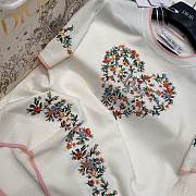 Colestore Dior Dioramour Short-Sleeved Embroidered Sweater White Virgin Wool Knit with Multicolor Floral Heart Motif - 4