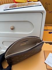 Colestore Louis Vuitton Cosmetic MM Pouch M46579 24x17x6cm - 3