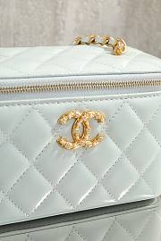 Colestore Chanel Vanity Case With Chain Shiny Lambskin & Gold-Tone Metal Light Blue 9.5 × 17 × 8 cm - 6