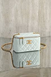 Colestore Chanel Vanity Case With Chain Shiny Lambskin & Gold-Tone Metal Light Blue 9.5 × 17 × 8 cm - 3