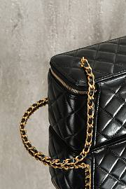 Colestore Chanel Vanity Case With Chain Shiny Lambskin & Gold-Tone Metal Black 9.5 × 17 × 8 cm - 6