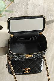 Colestore Chanel Vanity Case With Chain Shiny Lambskin & Gold-Tone Metal Black 9.5 × 17 × 8 cm - 5