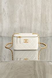 Colestore Chanel Vanity Case With Chain Shiny Lambskin & Gold-Tone Metal White 9.5 × 17 × 8 cm - 1