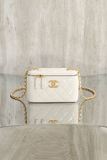 Colestore Chanel Vanity Case With Chain Shiny Lambskin & Gold-Tone Metal White 9.5 × 17 × 8 cm