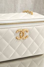 Colestore Chanel Vanity Case With Chain Shiny Lambskin & Gold-Tone Metal White 9.5 × 17 × 8 cm - 6