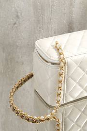 Colestore Chanel Vanity Case With Chain Shiny Lambskin & Gold-Tone Metal White 9.5 × 17 × 8 cm - 5